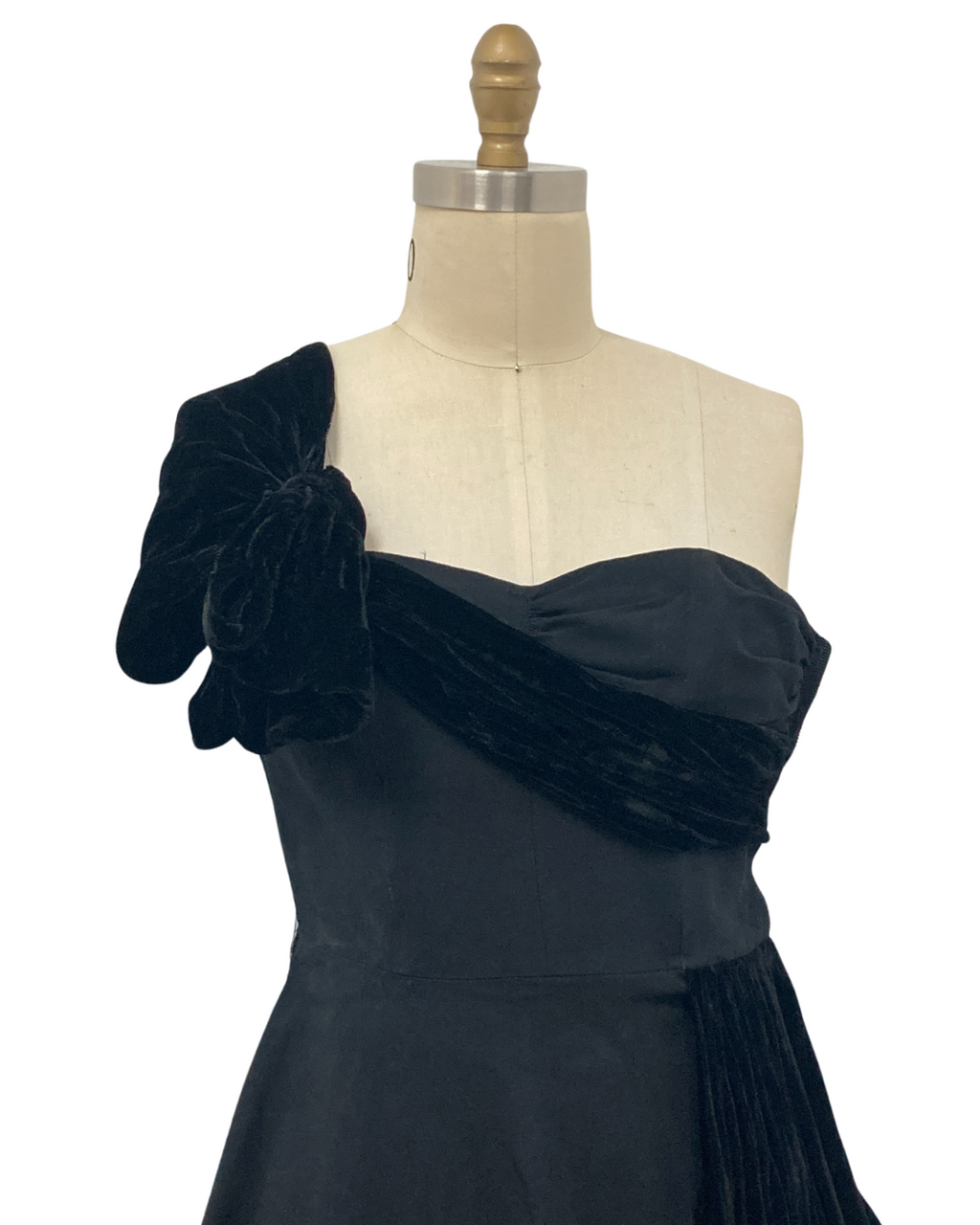 1950s BLACK ONE SHOULDER VELVET DRAPING COCKTAIL DRESS– Lo Que Fue Boutique